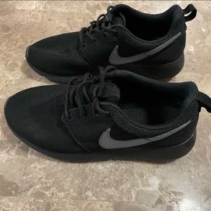 Nike Roshe Black Charcoal Sneakers Youth (6Y)